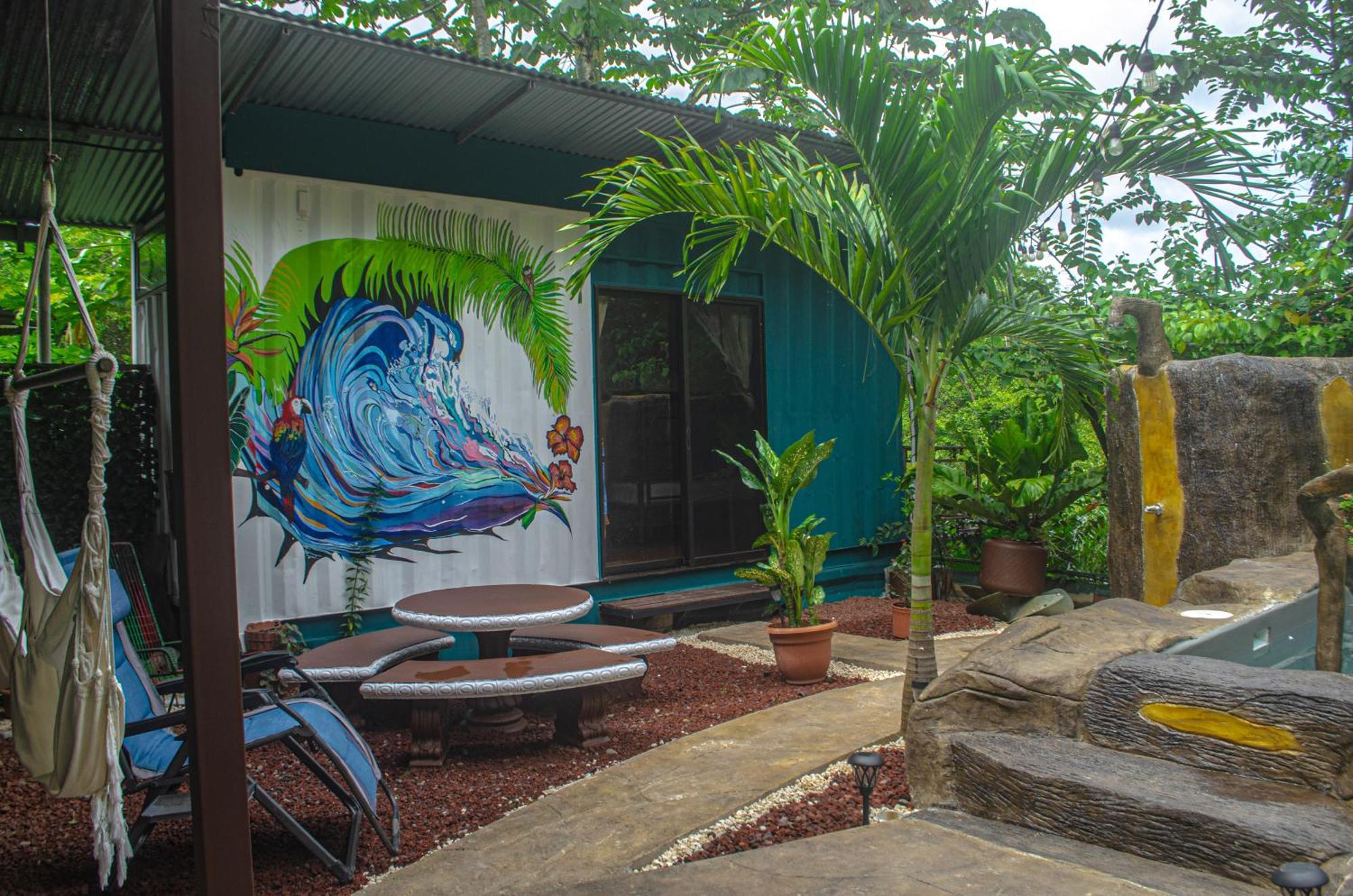 The Jungle Container Bed and Breakfast Quepos Eksteriør billede