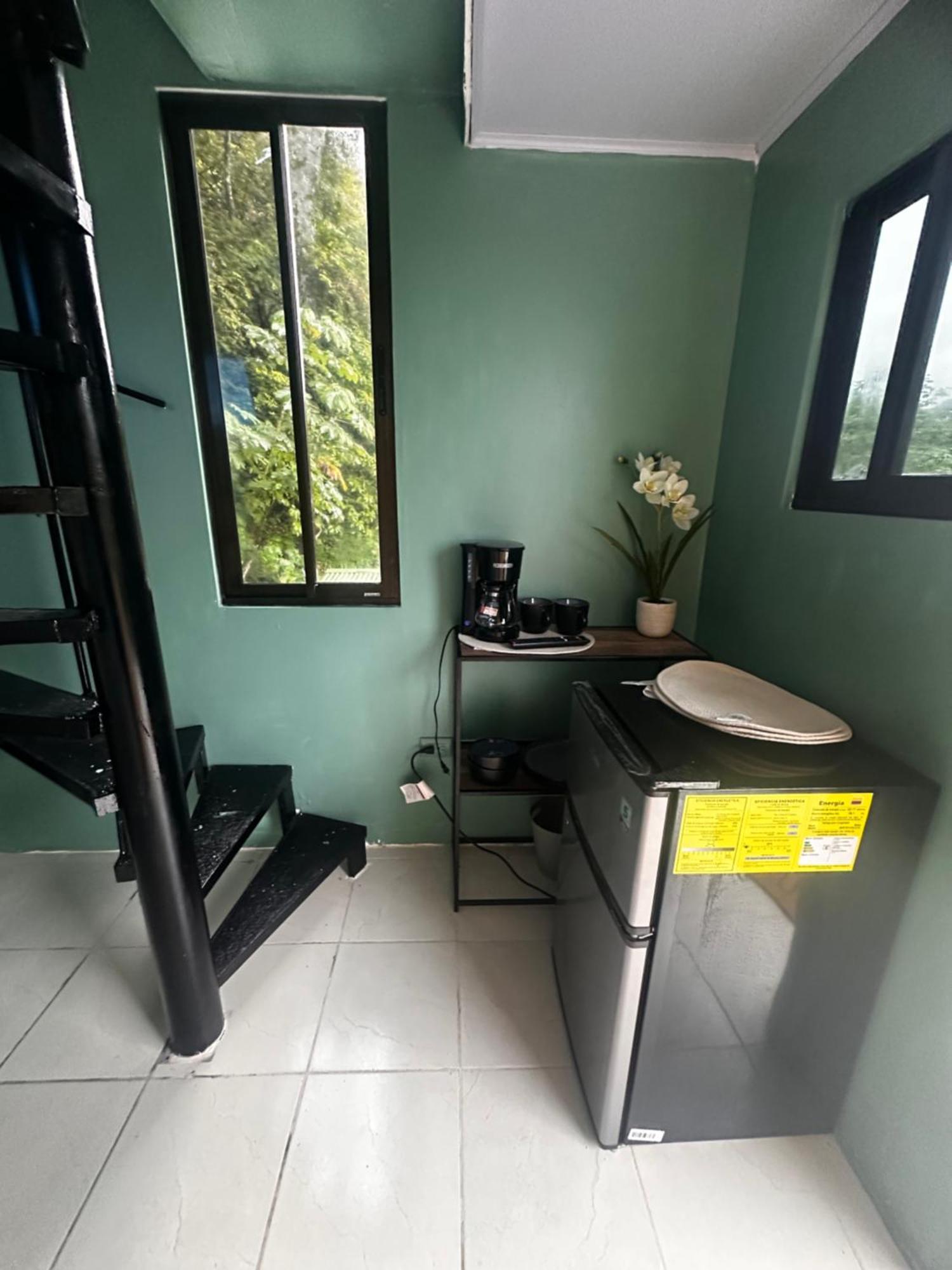 The Jungle Container Bed and Breakfast Quepos Eksteriør billede